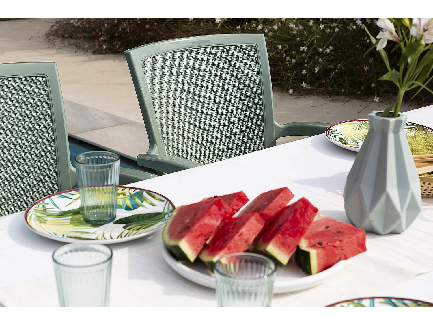 Lot repas de jardin, table rectangulaire en résine Samuel, 6 chaises en résine monobloc empilables effet rotin Diana - Sauge/Blanc