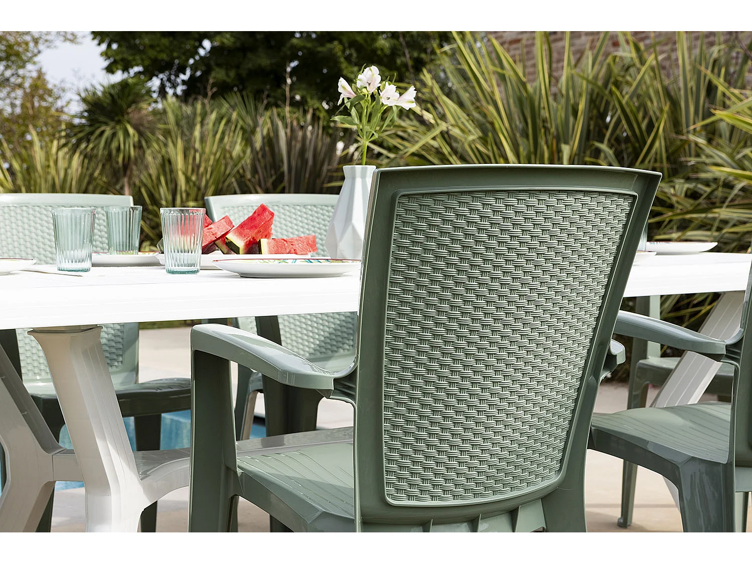 Lot repas de jardin, table rectangulaire en résine Samuel, 6 chaises en résine monobloc empilables effet rotin Diana - Sauge/Blanc