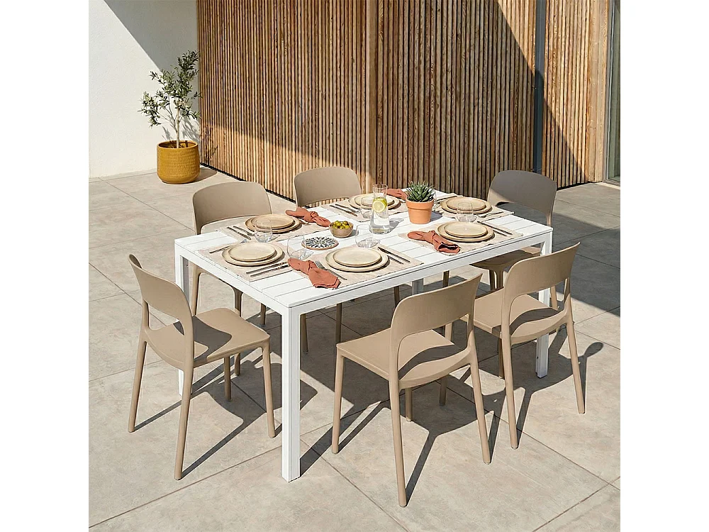 Lot de 4 chaises empilables en résine pour intérieur et extérieur, robustes et faciles à nettoyer, idéales pour jardin, terrasse, balcon BARBARA/Caramel