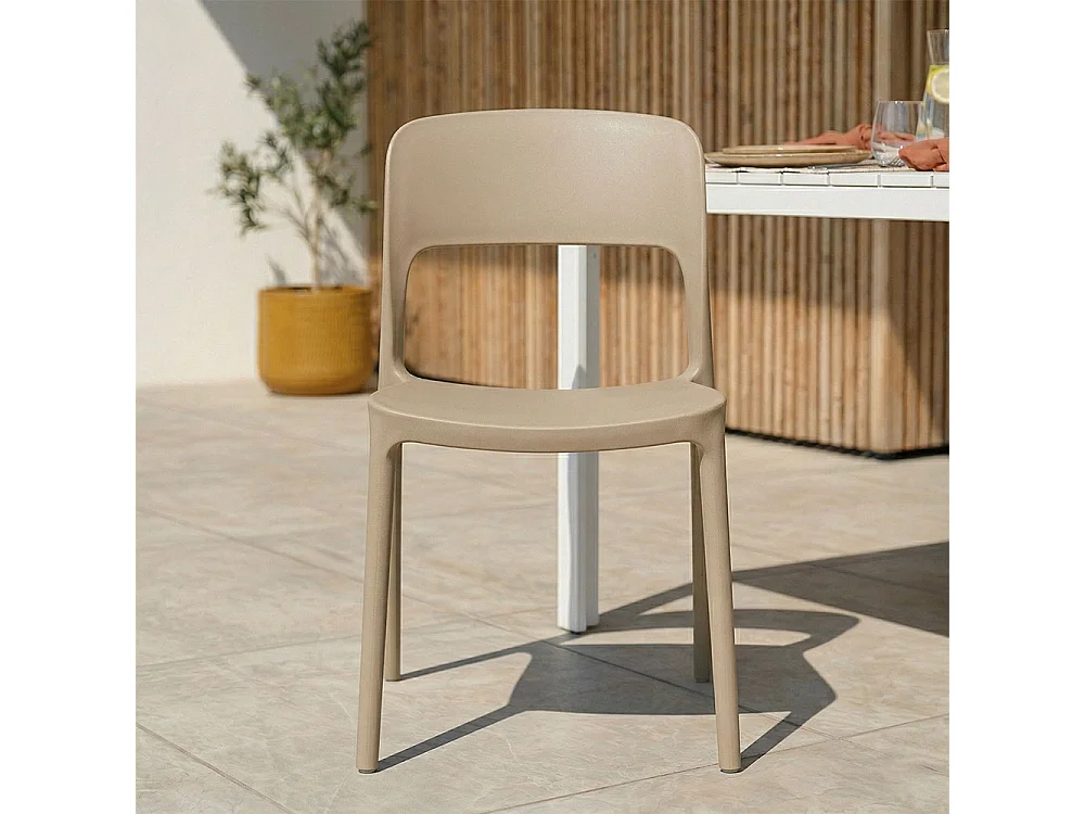 Lot de 4 chaises empilables en résine pour intérieur et extérieur, robustes et faciles à nettoyer, idéales pour jardin, terrasse, balcon BARBARA/Caramel