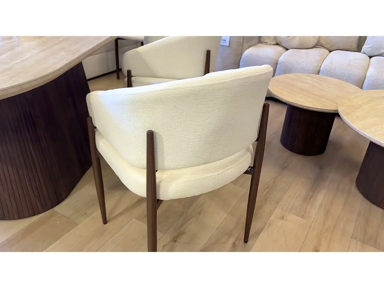 Lot de 6 chaises de salle à manger Charlie - Tissu Chenille Déperlant Blanc Cassé / Pieds finition Noyer