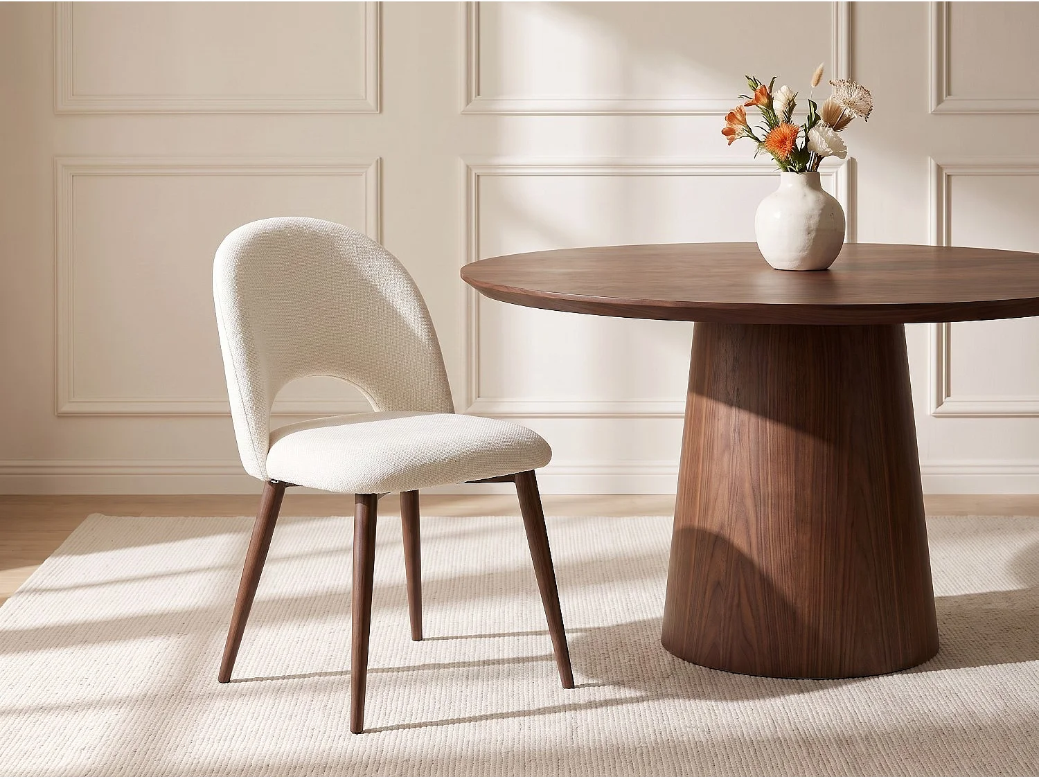 Lot de 8 chaises de salle à manger Houda  - Tissu Chenille Déperlant Blanc Cassé / Pieds finition Noyer
