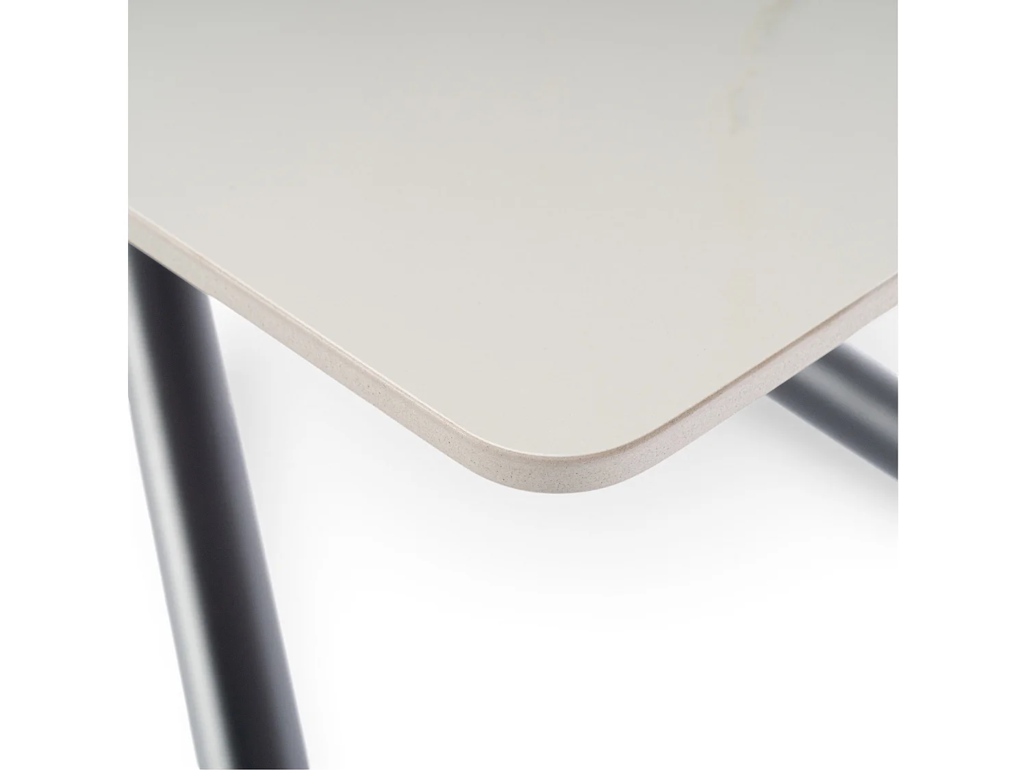 Stół ceramiczny efekt Calacatta z nogami X, 160 cm – MACINAGGIO