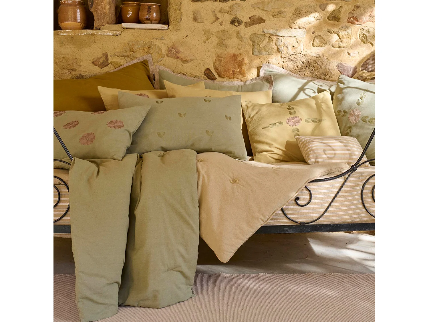 Housse de coussin 50% lin 50% coton 40x60 cm LEONIE jaune jasmin broderie fleurs