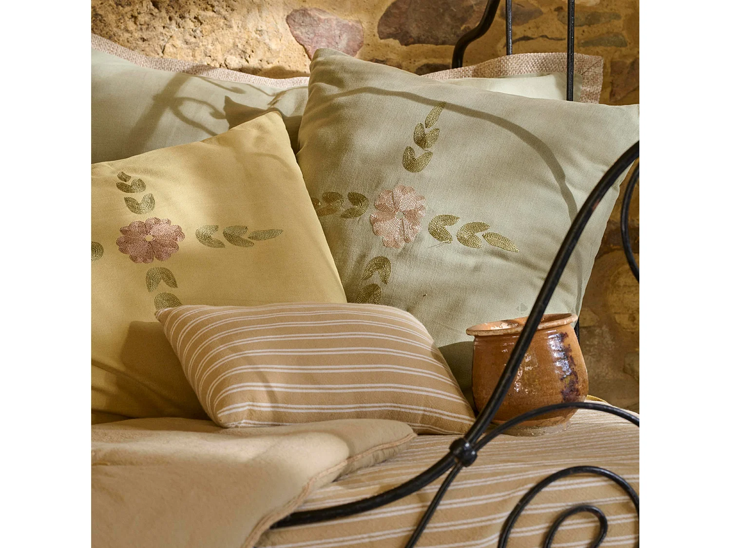Housse de coussin 50% lin 50% coton 40x60 cm LEONIE jaune jasmin broderie fleurs