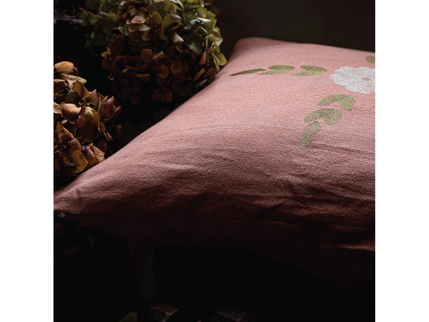 Housse de coussin 50% lin 50% coton 40x60 cm LEONIE jaune jasmin broderie fleurs