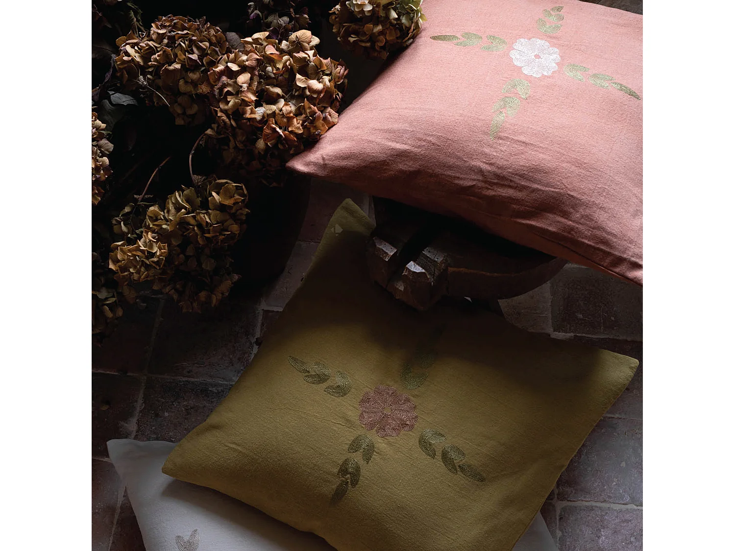 Housse de coussin 50% lin 50% coton 40x60 cm LEONIE beige ficelle broderie fleurs