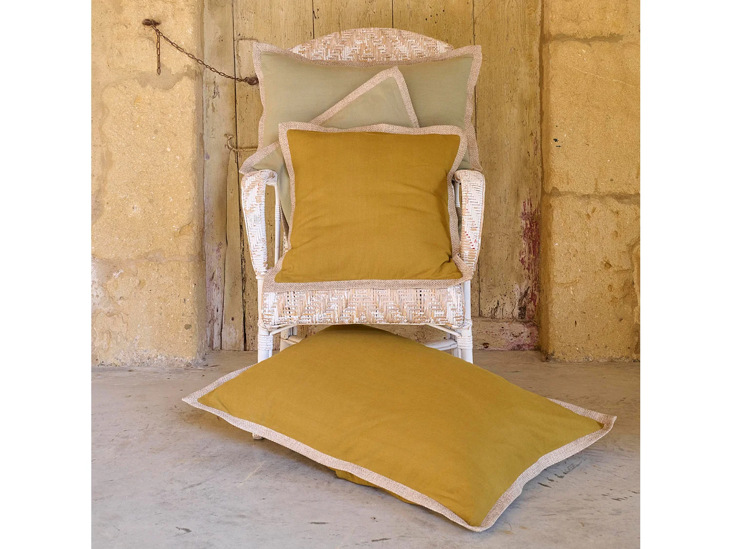 Housse de coussin coton et lin 55X80 cm LUZIA finition volant en jute jaune houblon