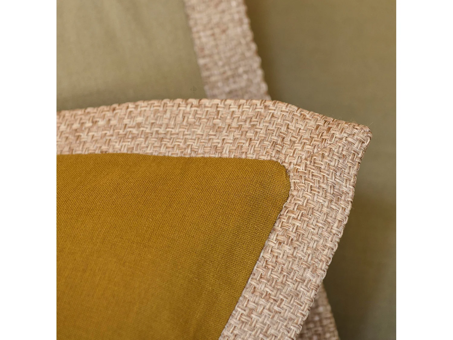 Housse de coussin coton et lin 55X80 cm LUZIA finition volant en jute jaune houblon