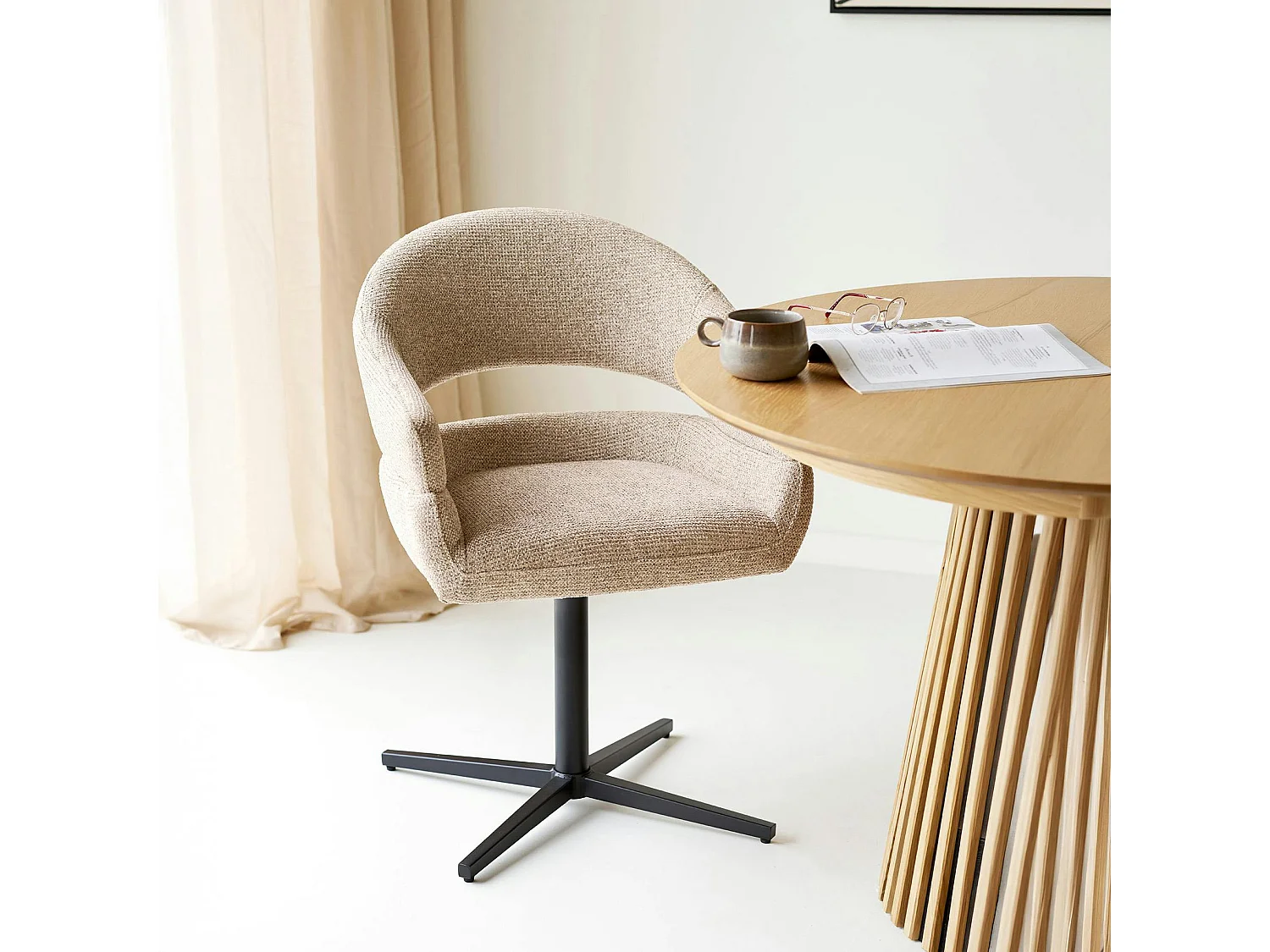 Chaise pivotante beige design avec pied noir (lot de 2) MONTREUX
