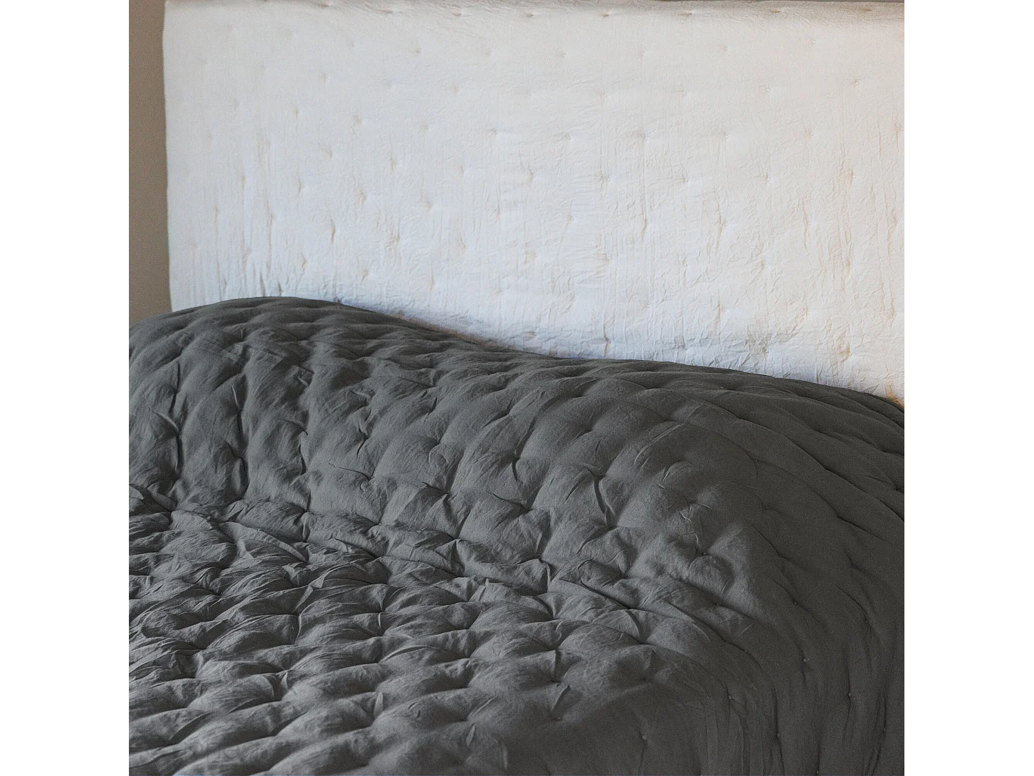 Couvre-lit 220x240 cm CELESTE velours piquage points brodés gris Anthracite