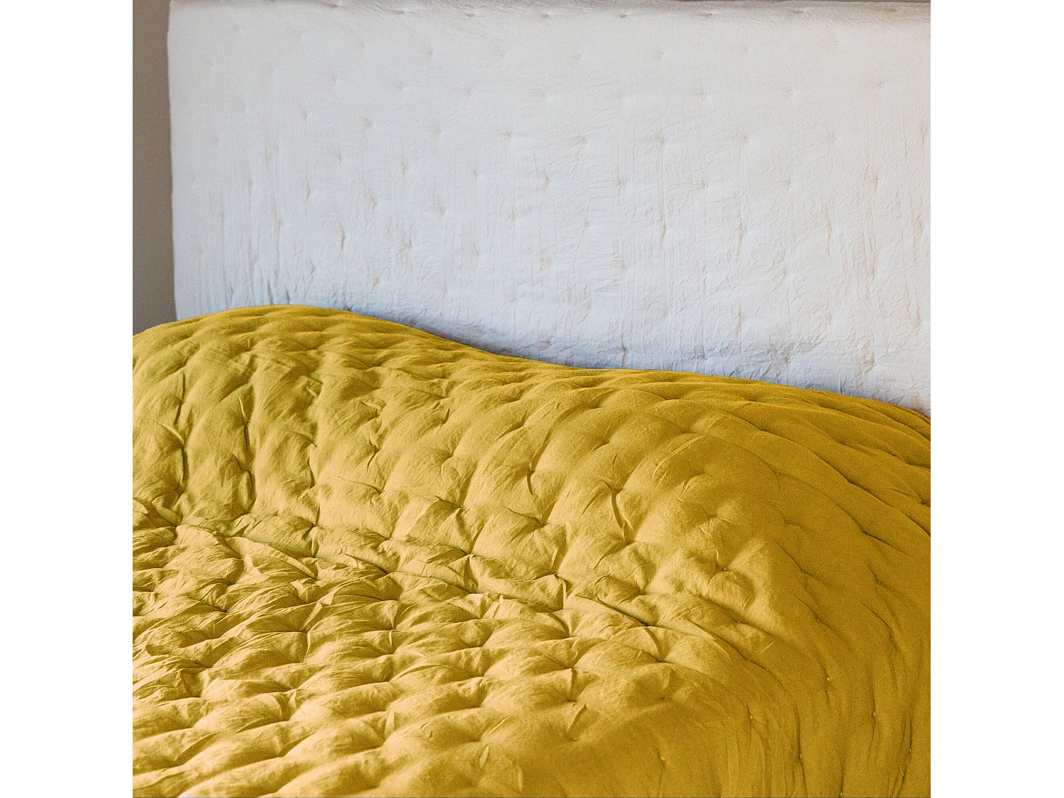 Couvre-lit 220x240 cm CELESTE velours piquage points brodés jaune Gold