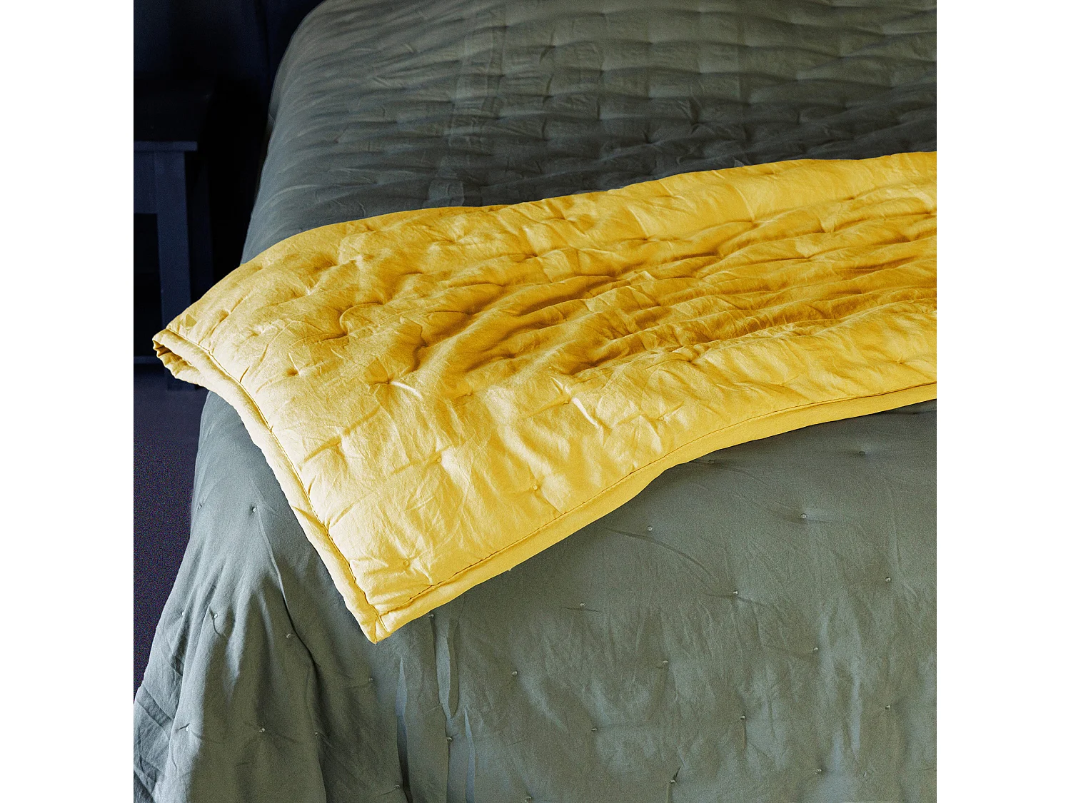 Couvre-lit 220x240 cm CELESTE velours piquage points brodés jaune Gold