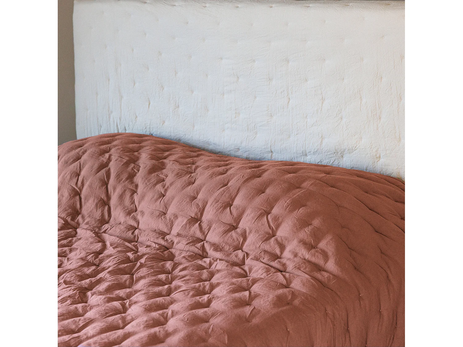 Couvre-lit 180x240 cm CELESTE velours piquage points brodés rose pêche