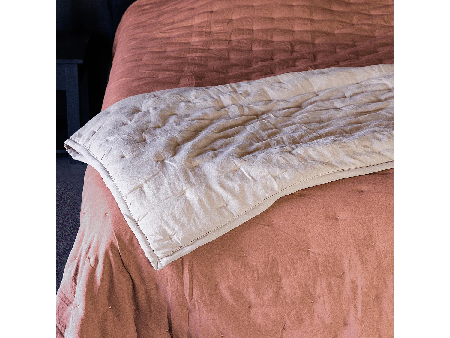 Couvre-lit 180x240 cm CELESTE velours piquage points brodés rose pêche