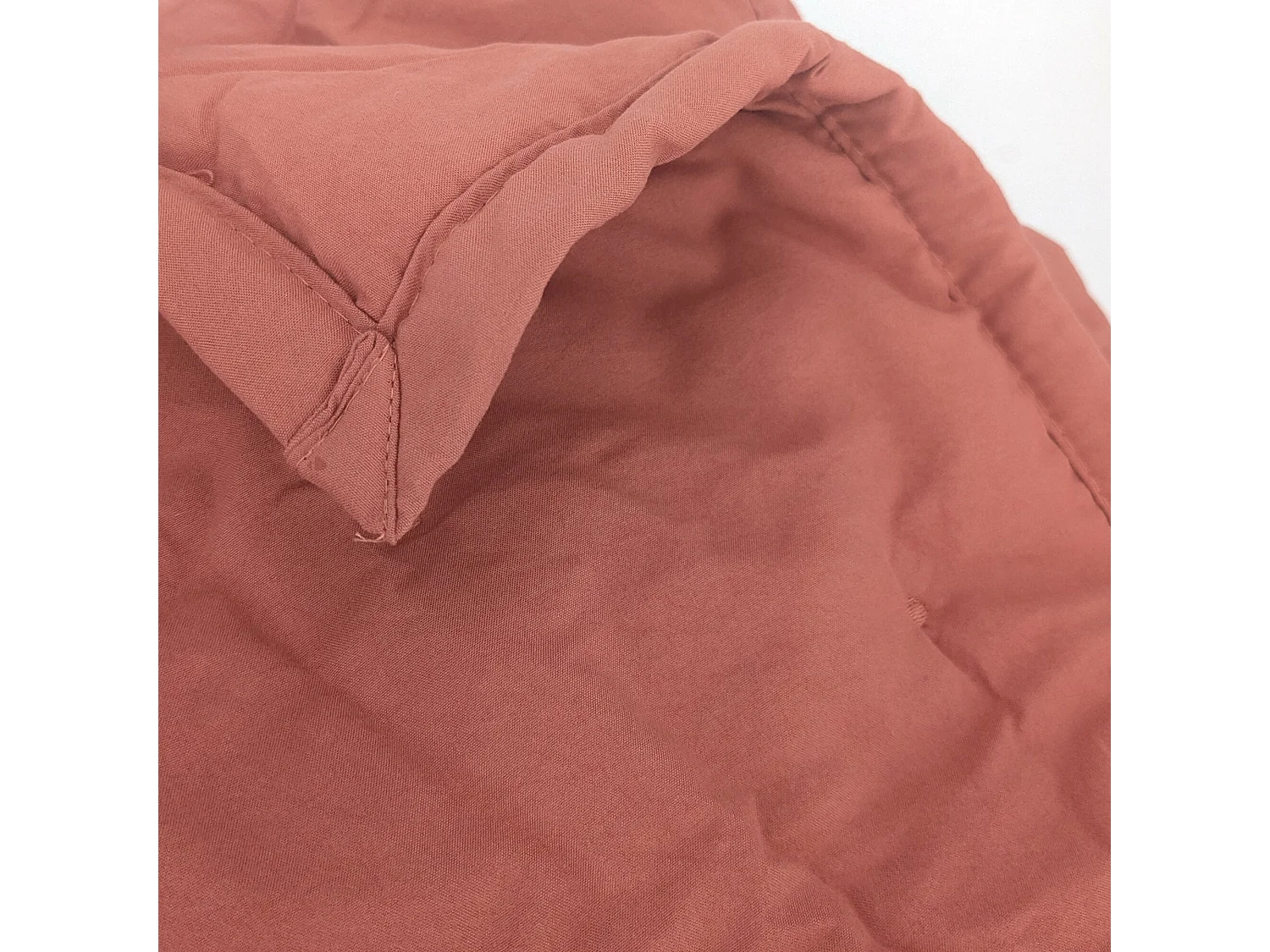 Couvre-lit 180x240 cm CELESTE velours piquage points brodés rose pêche