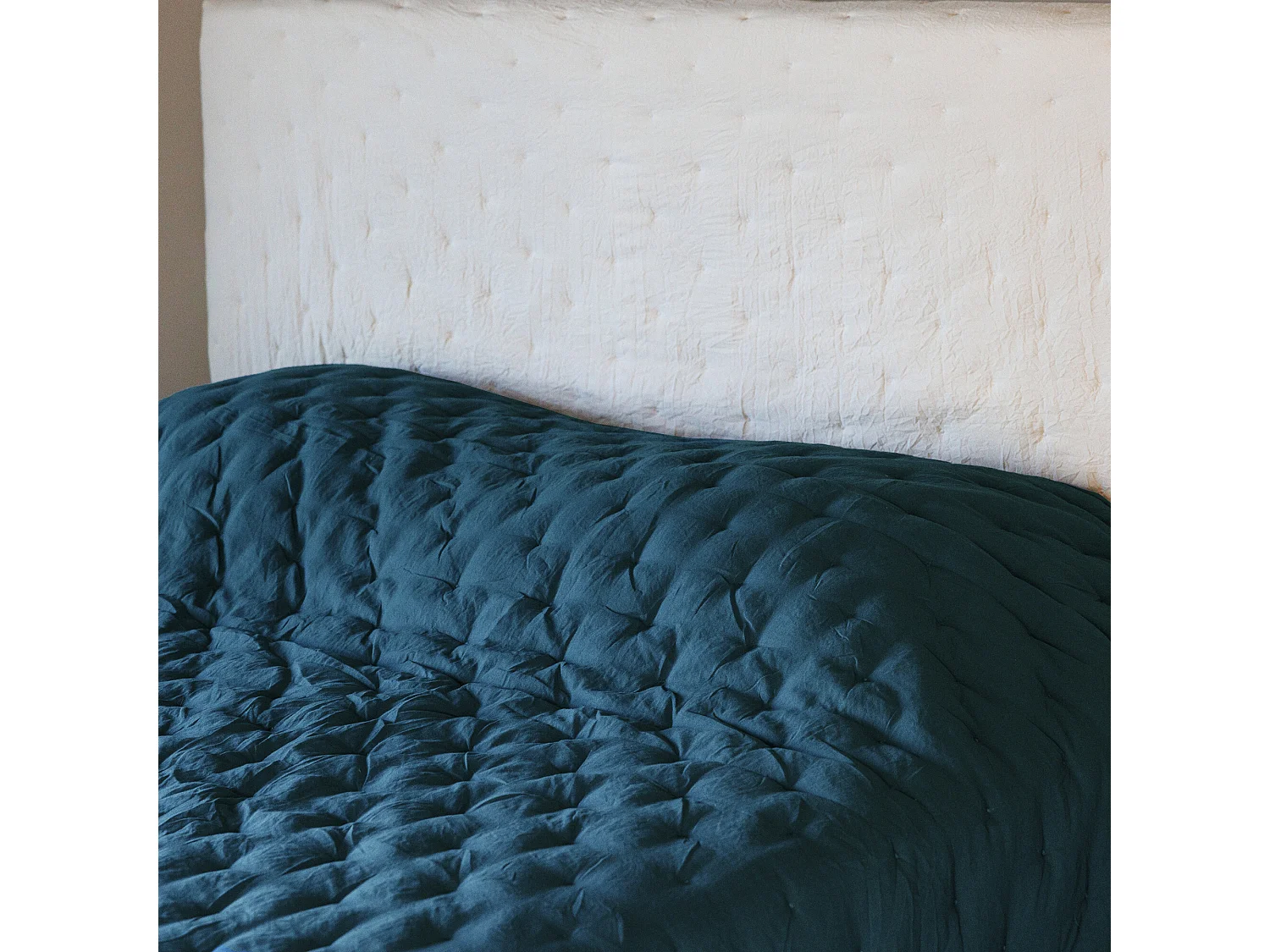 Couvre-lit 220x240 cm CELESTE velours piquage points brodés bleu Geai