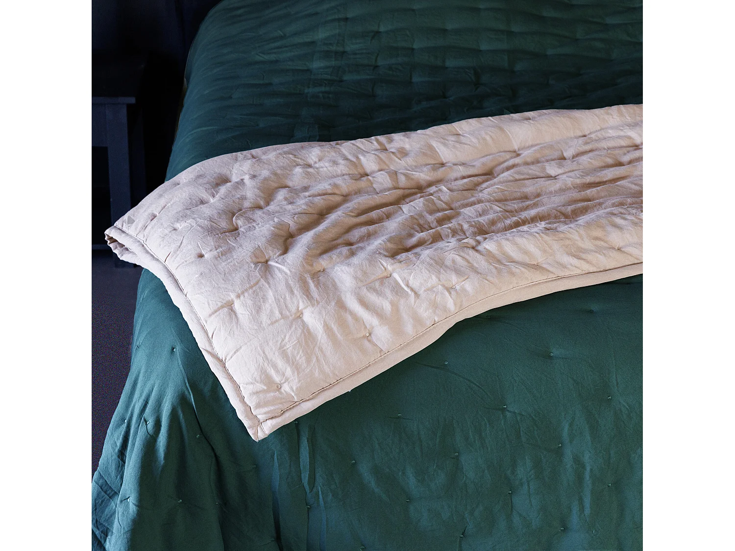 Couvre-lit 180x240 cm CELESTE velours piquage points brodés bleu Geai