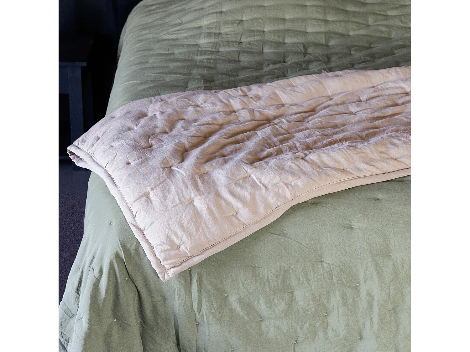 Couvre-lit 240x260 cm CELESTE velours piquage points brodés vert Sauge