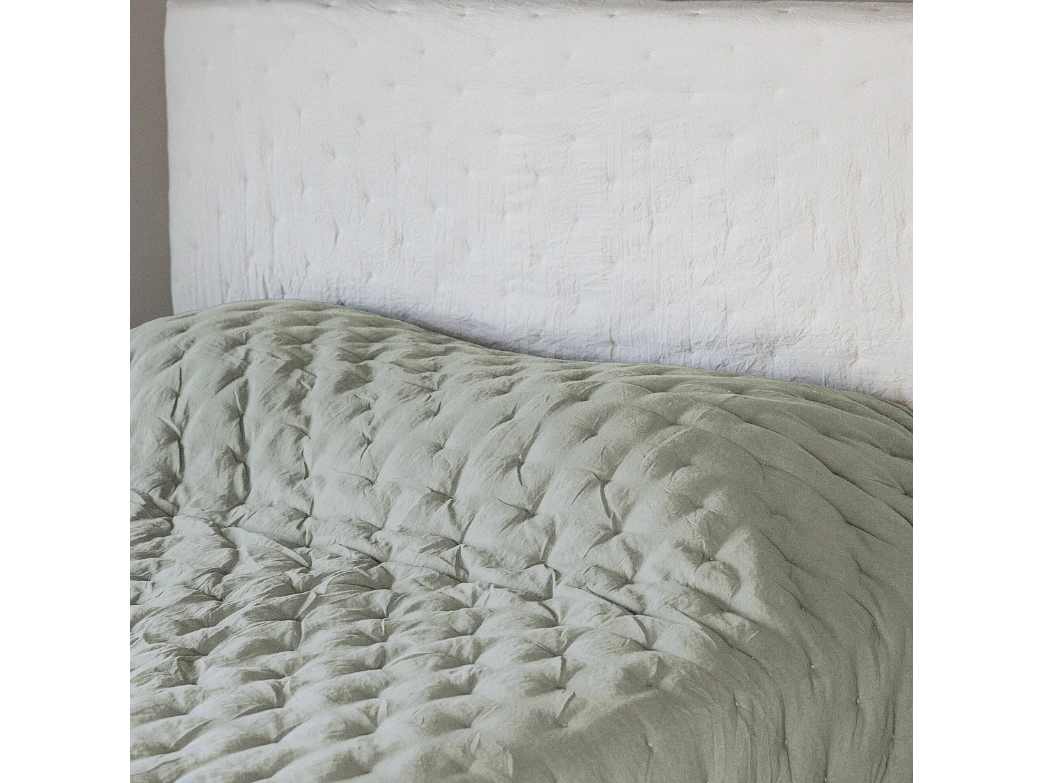 Couvre-lit 240x260 cm CELESTE velours piquage points brodés vert Sauge