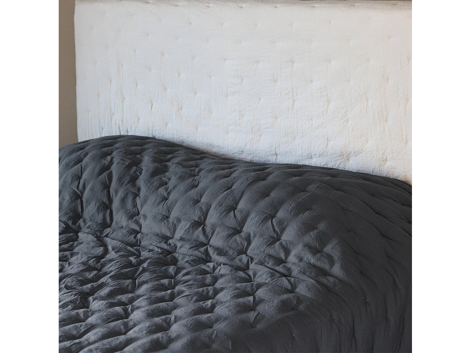 Couvre-lit 220x240 cm CELESTE velours piquage points brodés noir caviar