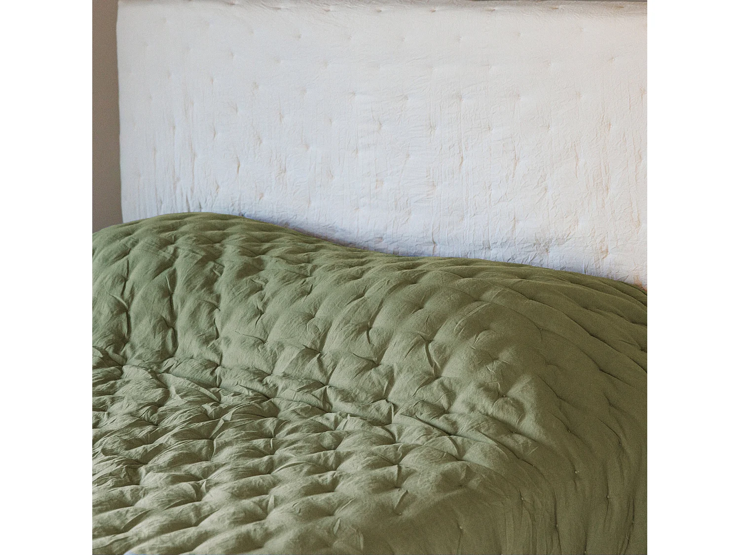 Couvre-lit 180x240 cm CELESTE velours piquage points brodés vert Mousse