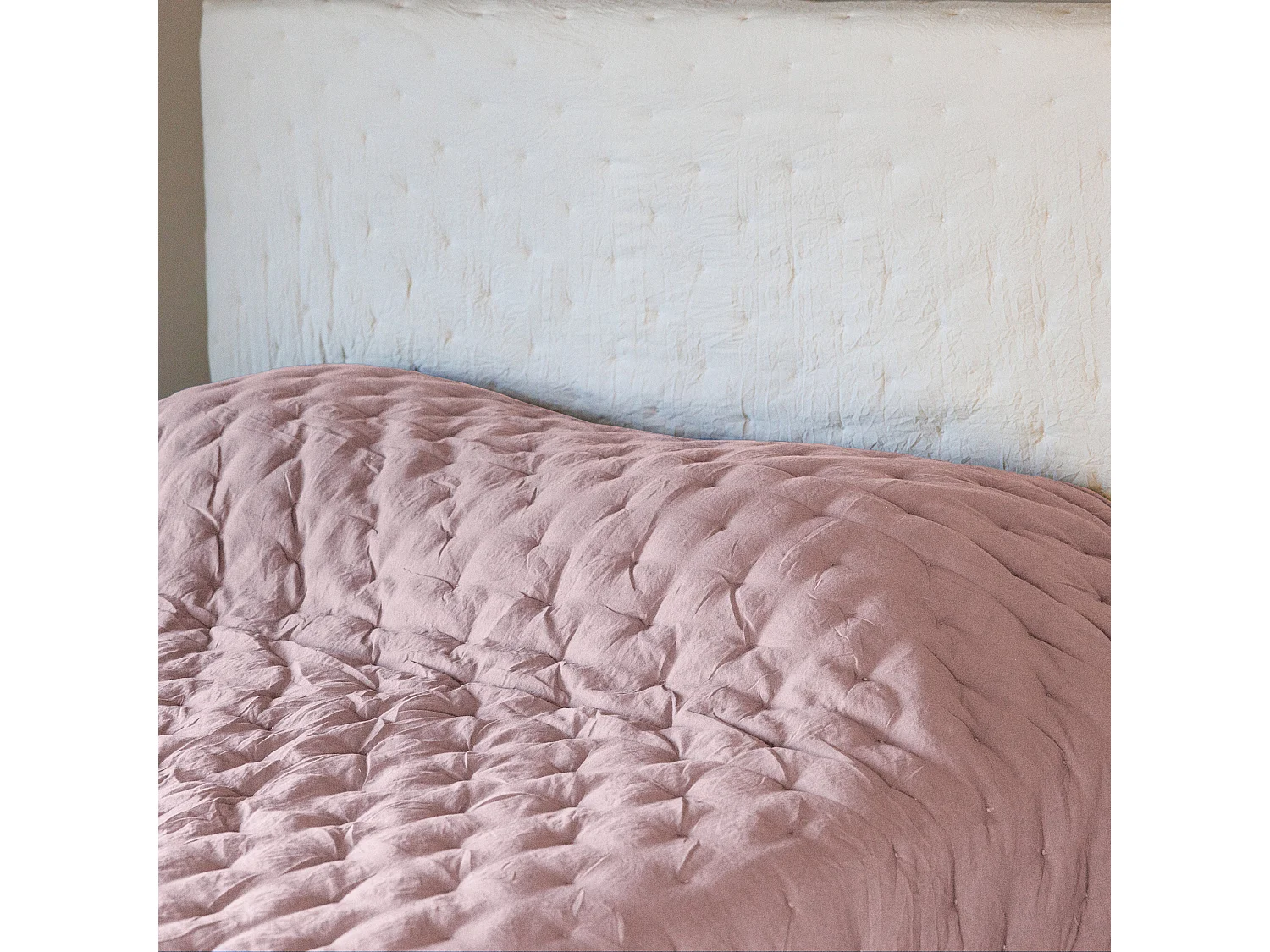 Couvre-lit 220x240 cm CELESTE velours piquage points brodés rose