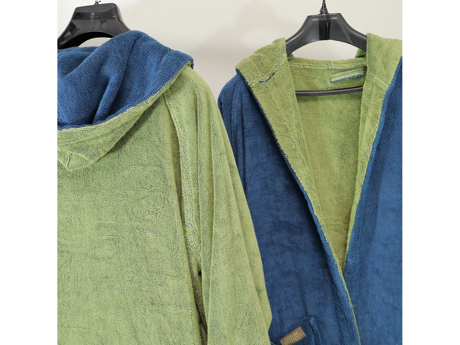 Accappatoio Sekate, 100% Cotone con Cappuccio Reversibile, blu Indaco, Colore Struttura Verde, Sfumatura Colore Struttura Indaco