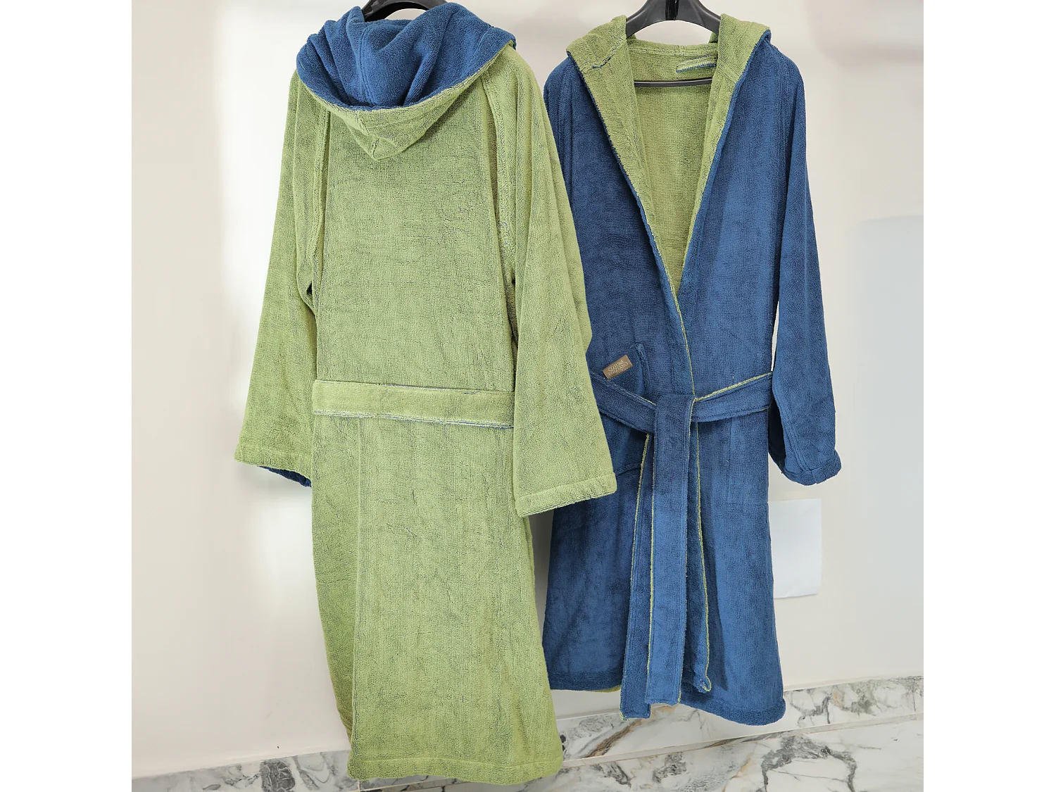 Accappatoio Seha, 100% Cotone con Cappuccio Reversibile, blu Indaco, Colore Struttura Verde, Sfumatura Colore Struttura Indaco