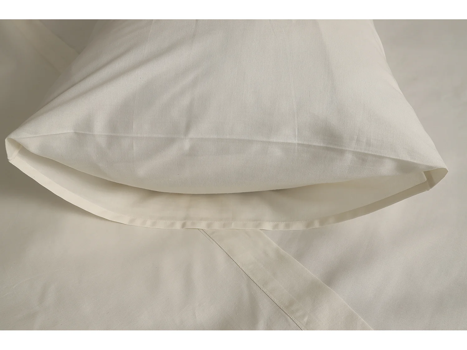 Ensemble Complet Lit Double Sarisa, en Polycoton, Blanc Crème, Lavable en Machine