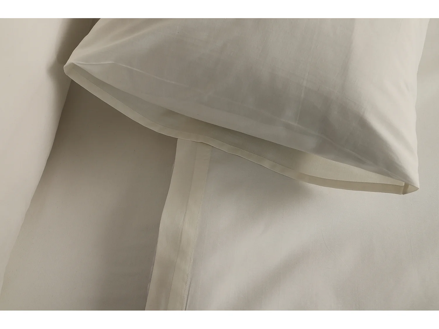 Ensemble Complet Lit Double Sarisa, en Polycoton, Blanc Crème, Lavable en Machine