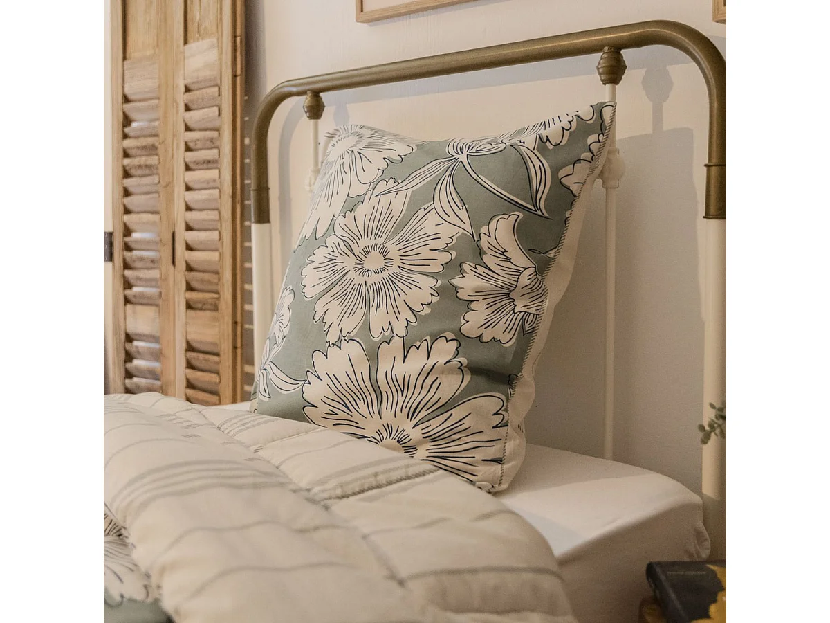 Couette imprimée 140x200cm + 1 taie d'oreiller 63x63cm coton imprimé recto floral verso rayé vert sauge et blanc - TAMIA