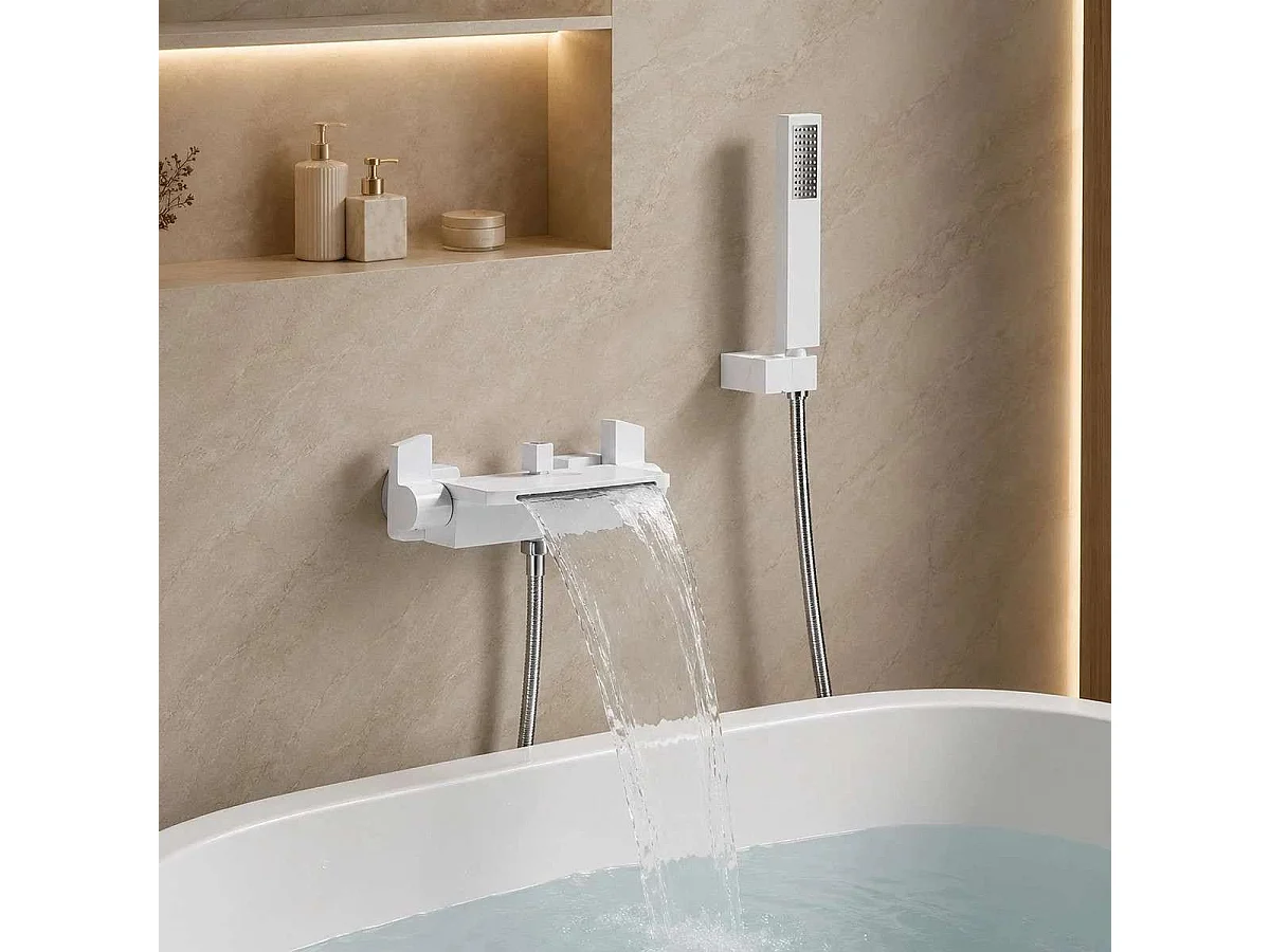 Modern vit väggmonterad badblandare med kaskadfunktion och 18 cm vattenblad