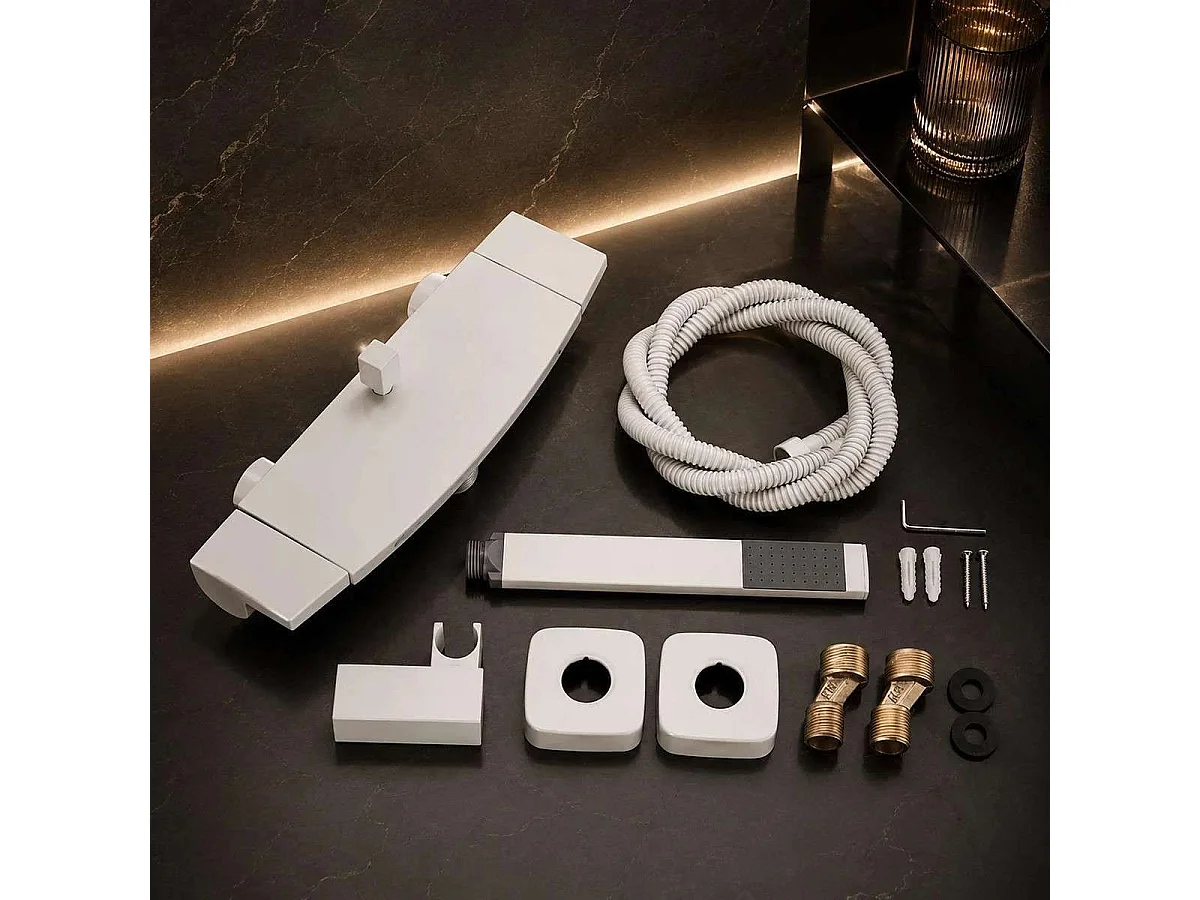 Modern vit väggmonterad badblandare med kaskadfunktion och 18 cm vattenblad