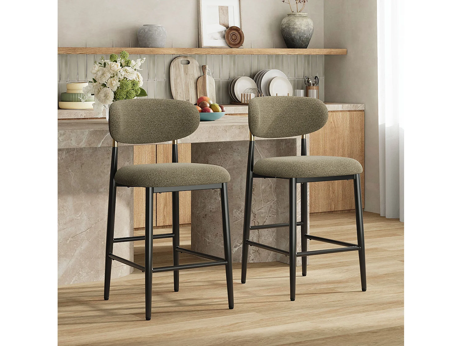 Lot de 2 Tabourets de Bar en Tissu, Chaises de Bar Rembourrées avec Dossier Arrondi et Finition Dorée, Pieds en Métal Noir et Repose-Pieds，Marron