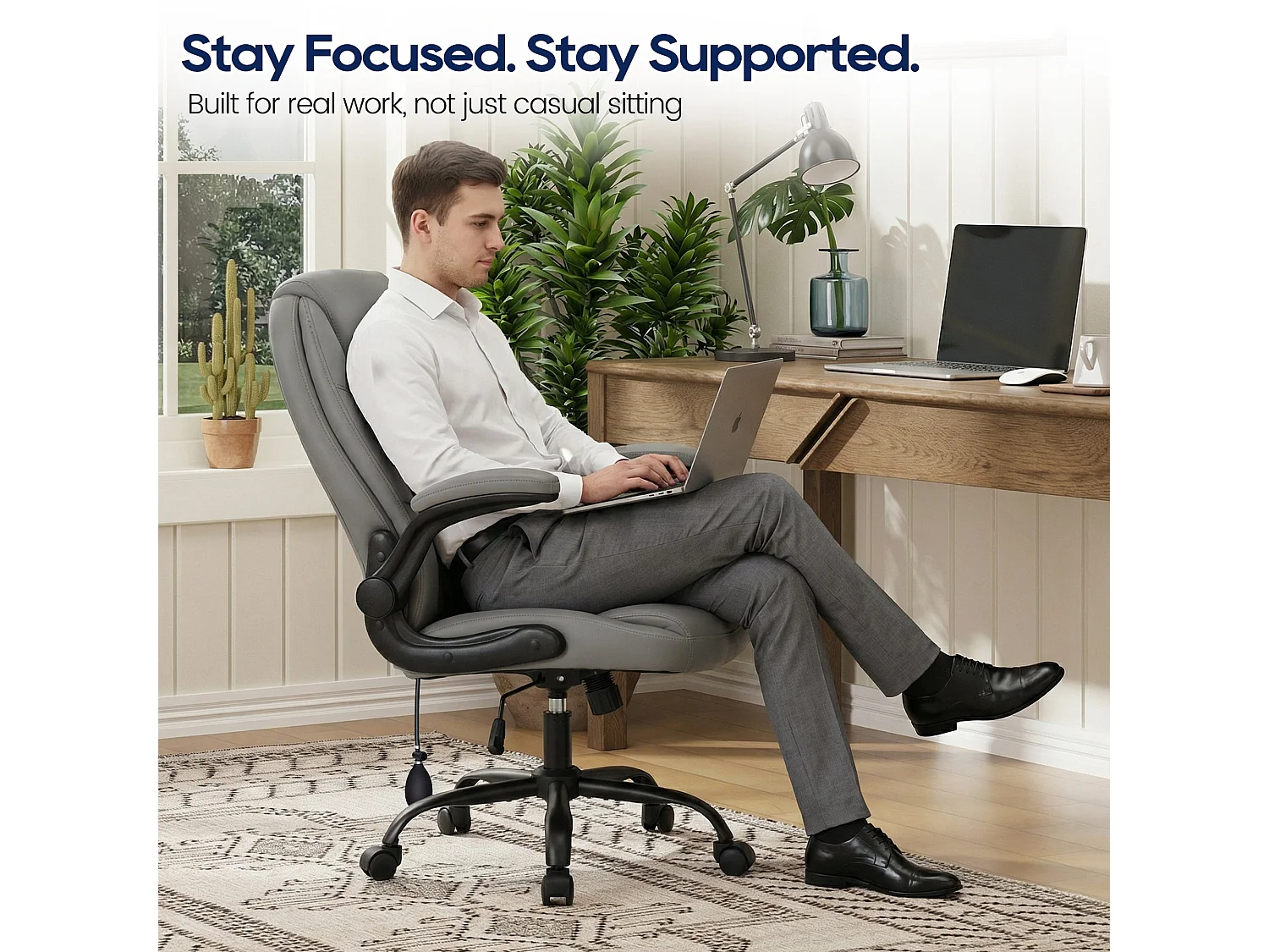Fauteuil de bureau en similicuir marron avec soutien lombaire réglable, rembourrage épais, accoudoirs rabattables et dossier ergonomique