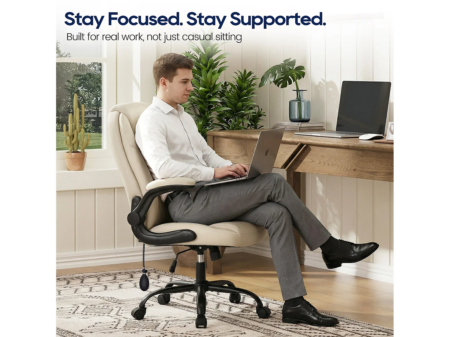 Fauteuil de bureau en similicuir beige avec soutien lombaire réglable, rembourrage épais, accoudoirs rabattables et dossier ergonomique