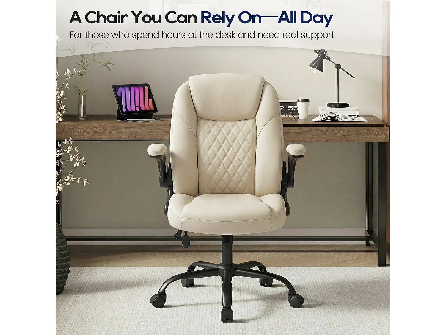 Fauteuil de bureau en similicuir beige avec soutien lombaire réglable, rembourrage épais, accoudoirs rabattables et dossier ergonomique
