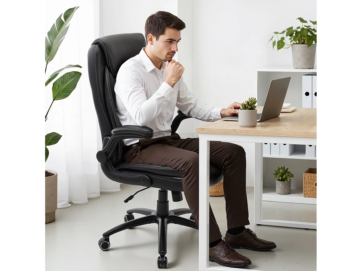 Fauteuil de bureau ergonomique noir avec appui-tête, similicuir PU, accoudoirs rabattables, coussin d’assise de 13,5 cm et fonction d’inclinaison réglable