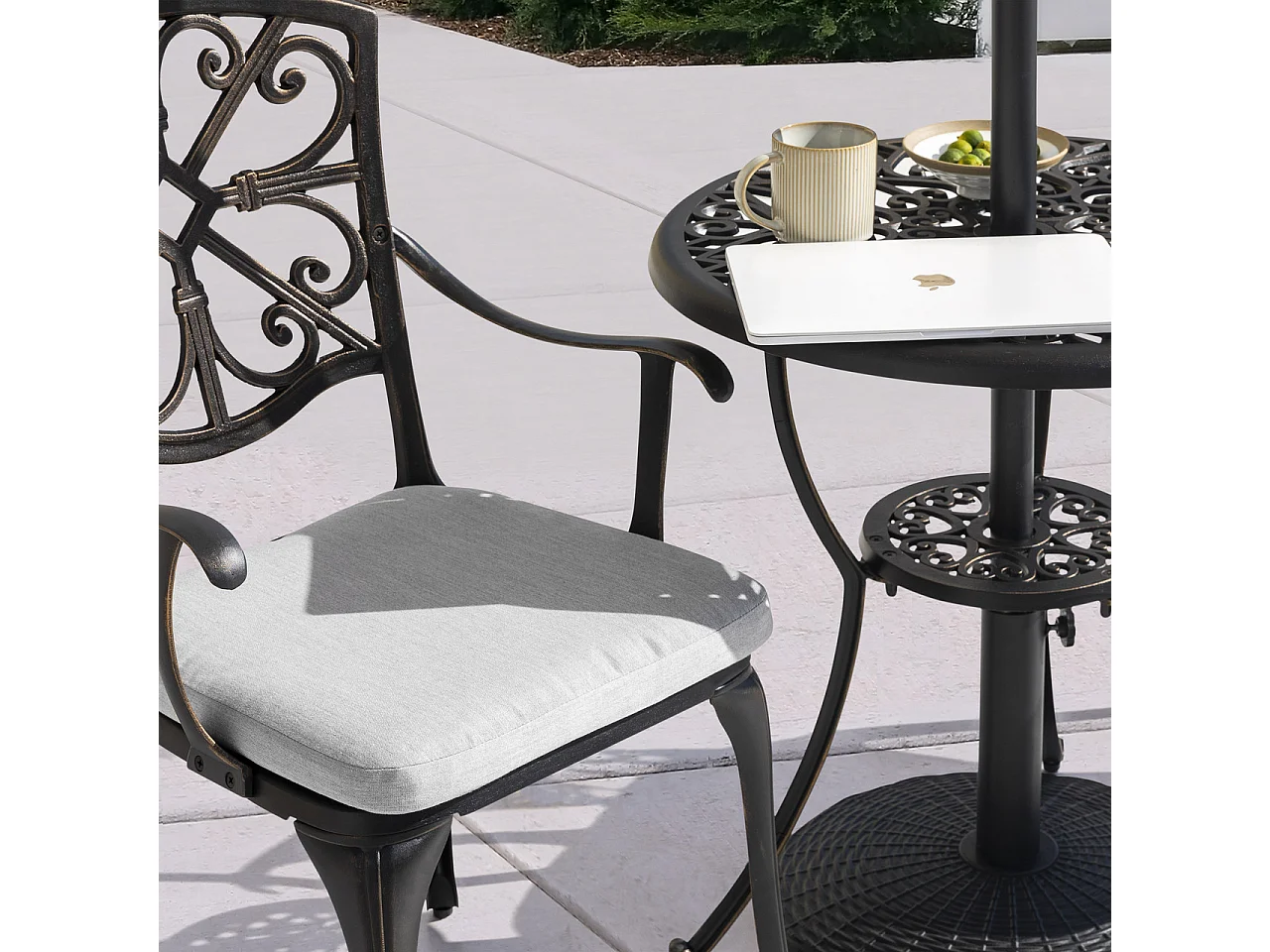 Ensemble bistro ext. 3p alu moulé avec coussins et trou parasol