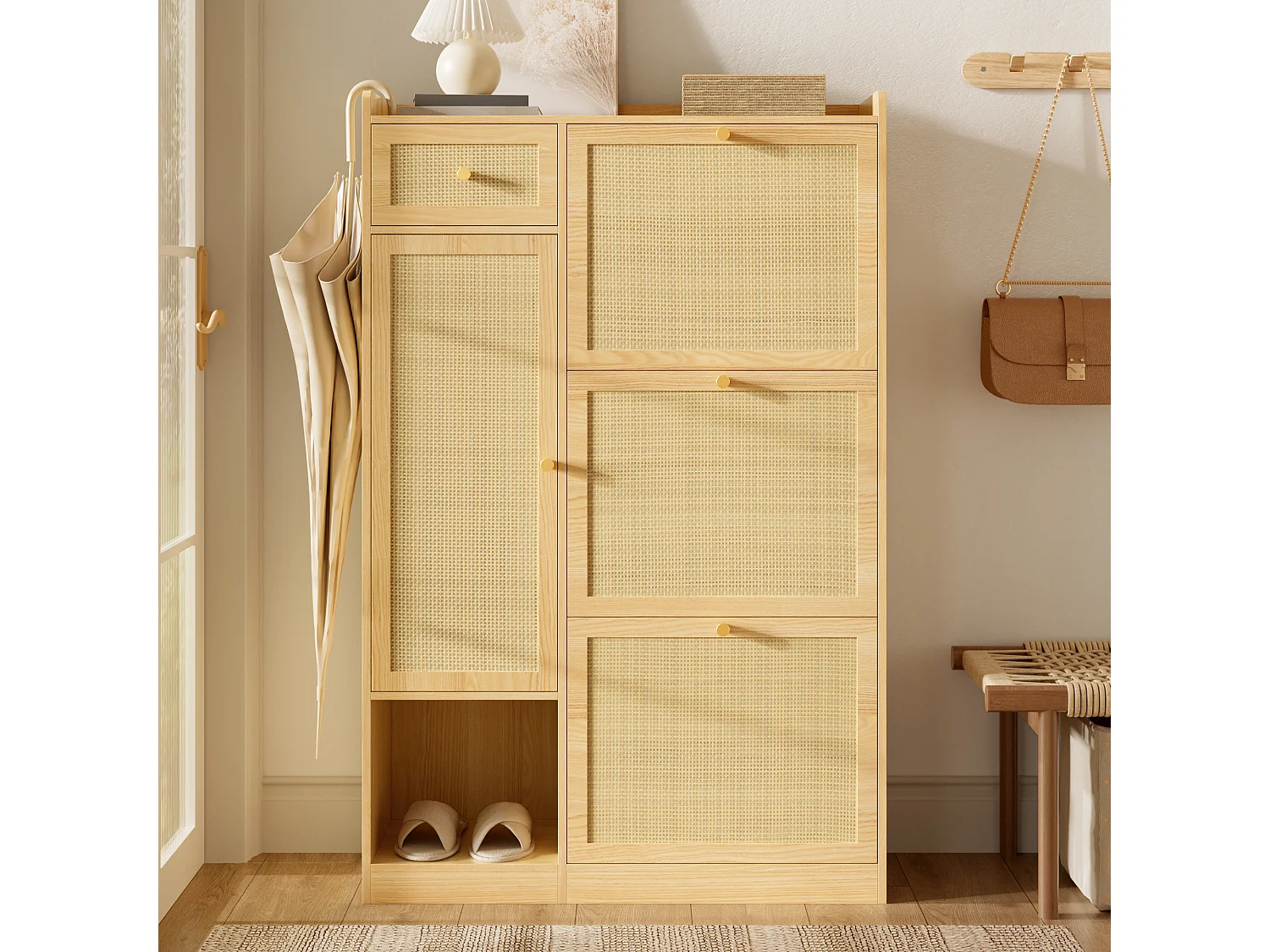 Meuble à chaussures en rotin avec 3 portes rabattables, 1 tiroir et 1 placard latéral - Panneaux de particules - 80,5x25x125 cm - Naturel
