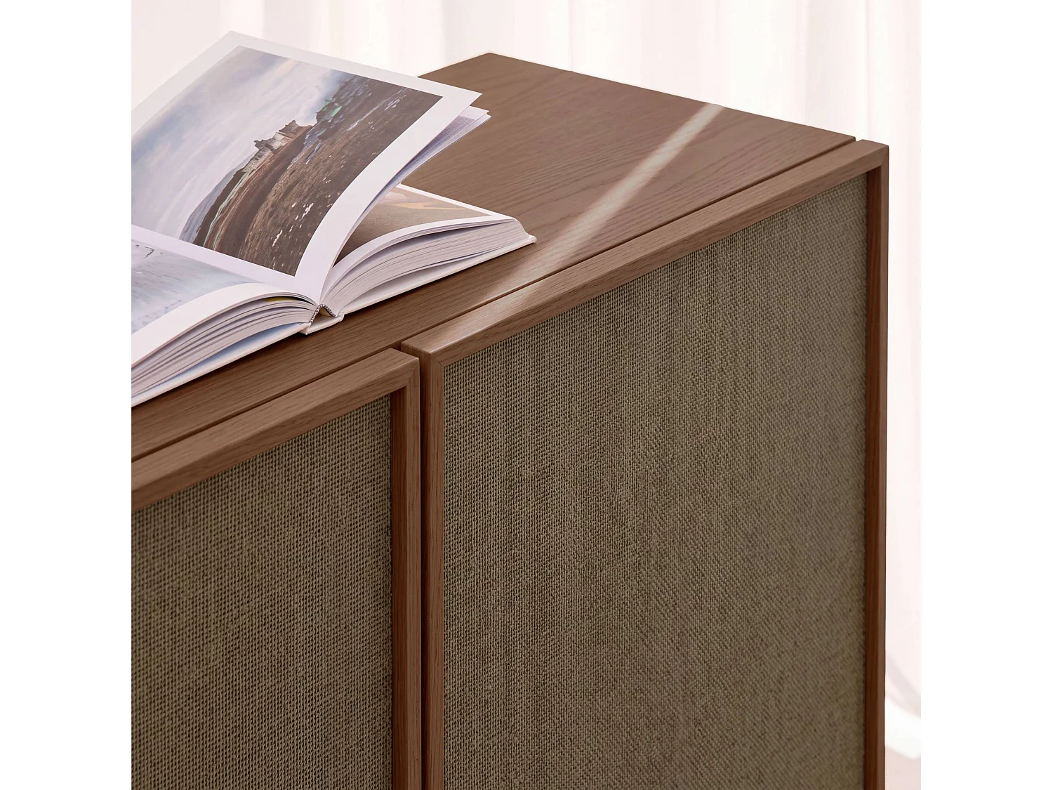 Credenza decorativa in legno e tessuto, 3 ante. 160 cm, Kuba, Noce, 160x43x75 cm