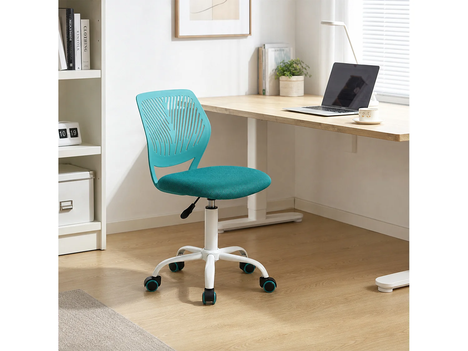 MEUBLES COSY CARNATION Silla giratoria regulable en altura con asiento de malla turquesa y patas de metal