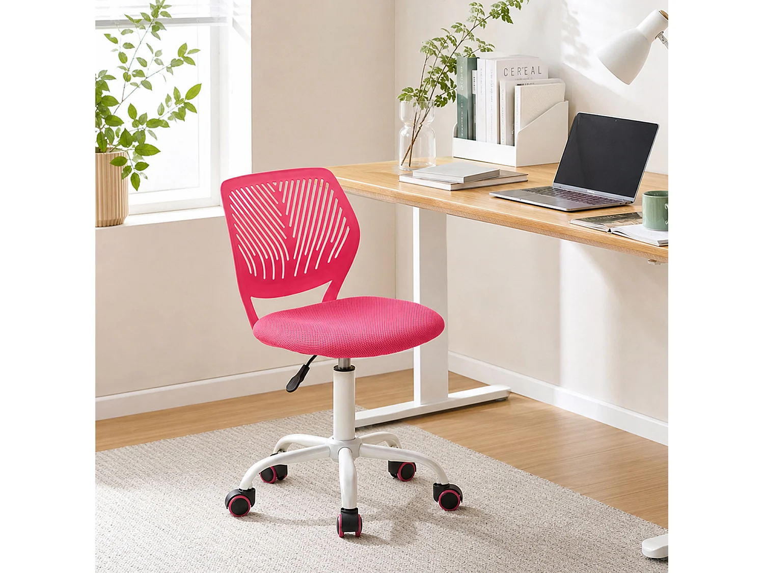 MEUBLES COSY CARNATION Silla giratoria regulable en altura con asiento de malla rosa y patas de metal