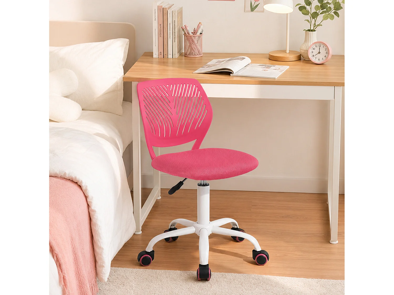 MEUBLES COSY CARNATION Silla giratoria regulable en altura con asiento de malla rosa y patas de metal