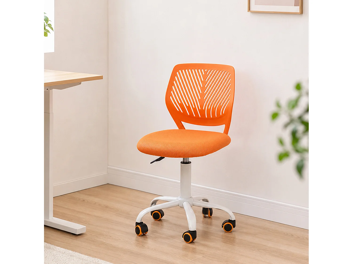 MEUBLES COSY CARNATION Silla giratoria regulable en altura con asiento de malla naranja y patas de metal