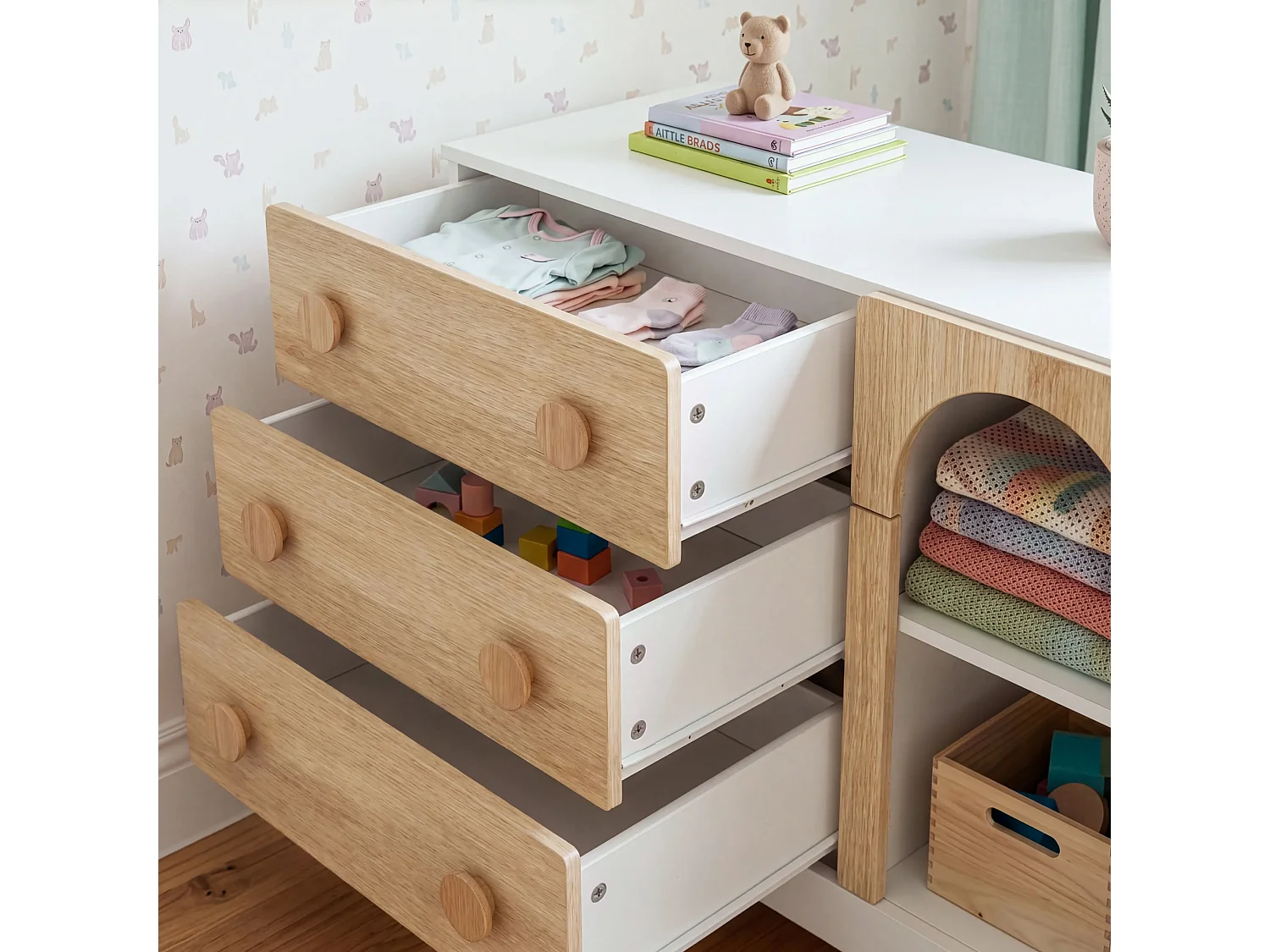 Commode enfant Vaarentaa 79 x 41 x 66 cm blanc effet chêne [en.casa]