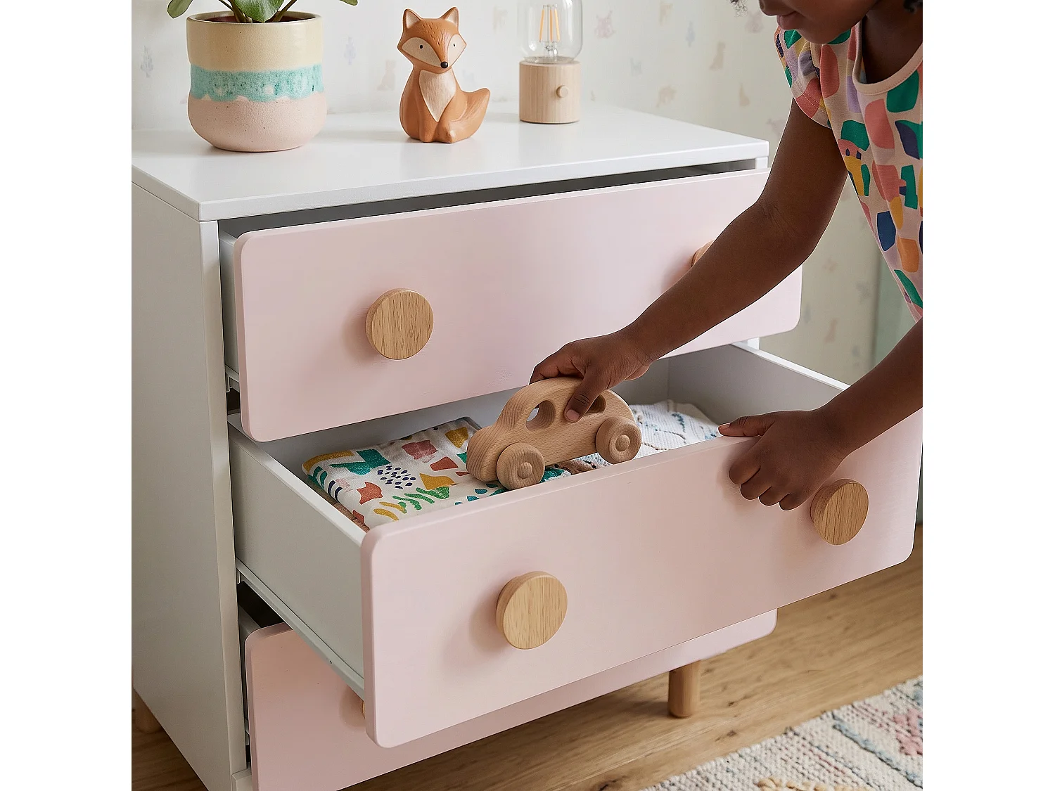 Commode enfant Vaarentaa 55 x 41 x 66 cm blanc rose [en.casa]