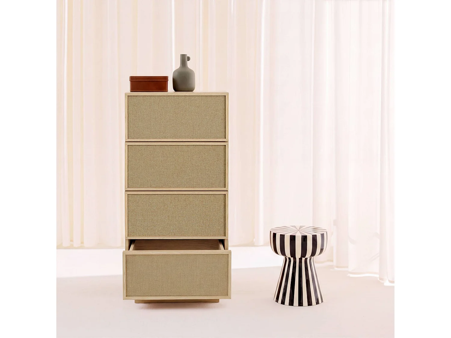 Chiffonnier décor bois et tissu 4 tiroirs naturel - Kuba