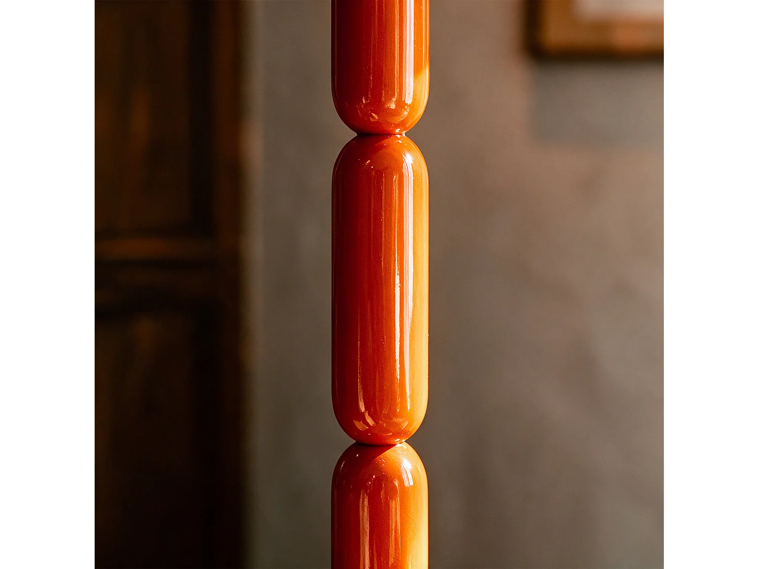 Lámpara de pie de madera y metal naranja - Romy